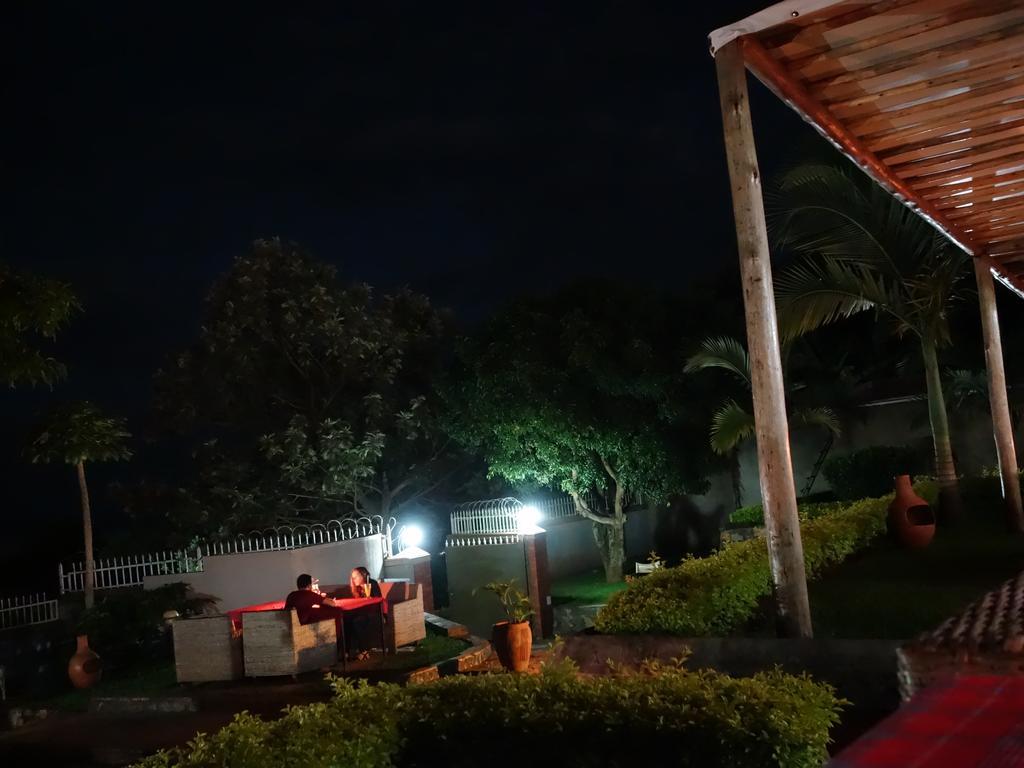 Carpe Diem Guesthouse Entebbe Exterior photo
