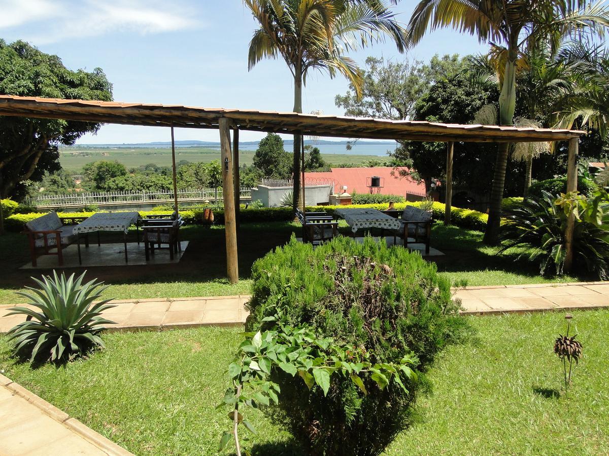 Carpe Diem Guesthouse Entebbe Exterior photo